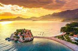 Blick auf die Halbinsel Sveti Stefan beim Urlaub in Montenegro