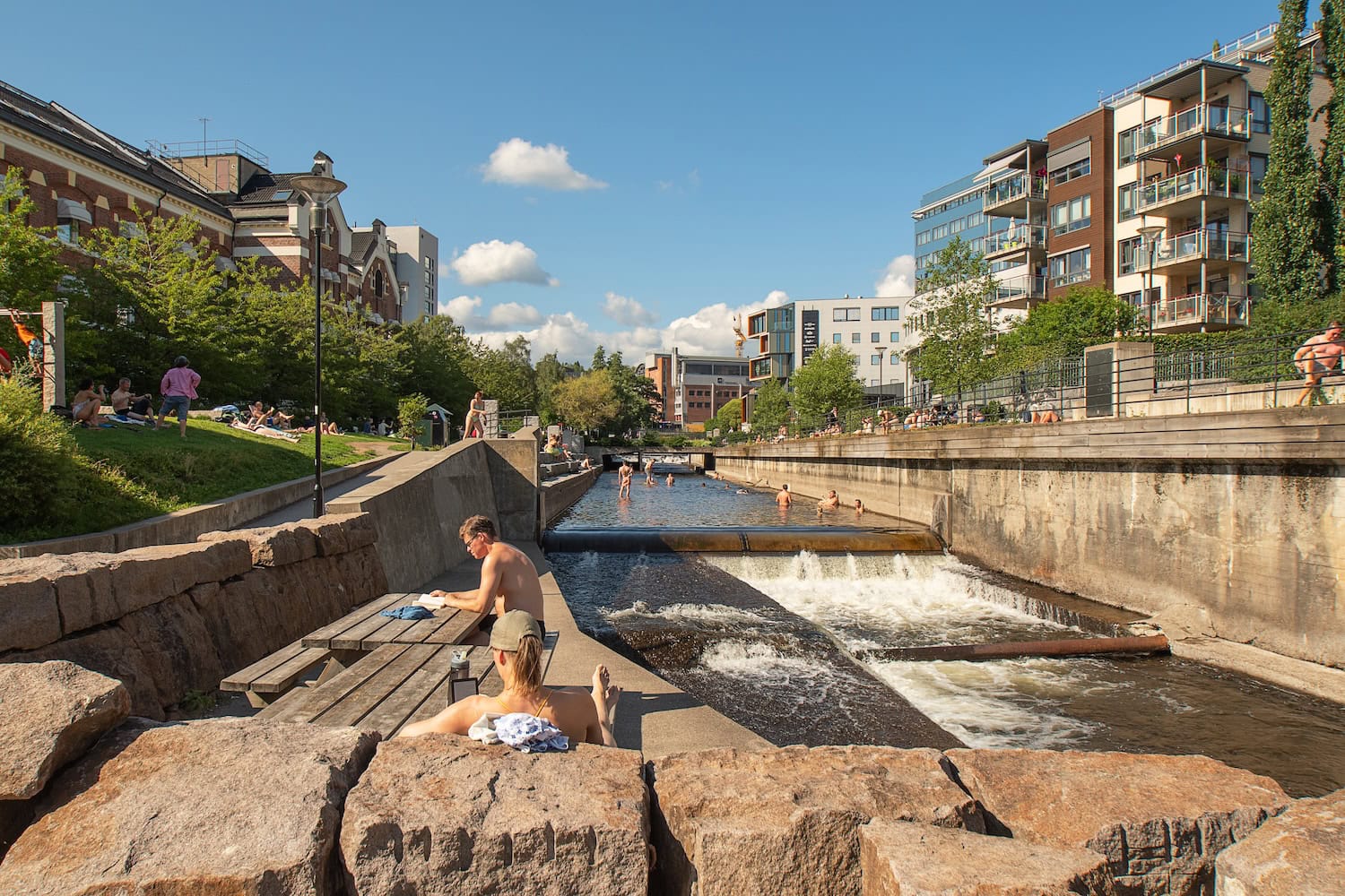 Menschen baden in der Akerselva in Oslo