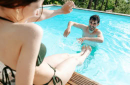 Paar entspannt im privaten Pool