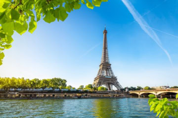 Blick auf die Seine in Paris. Im Hintergrund der Eiffelturm.