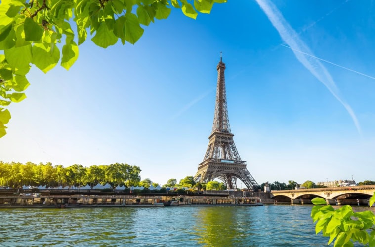 Blick auf die Seine in Paris. Im Hintergrund der Eiffelturm.