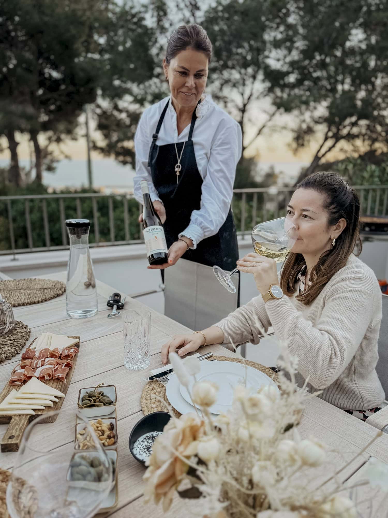Weintasting auf der Terrasse der Villa Riviera auf Mallorca