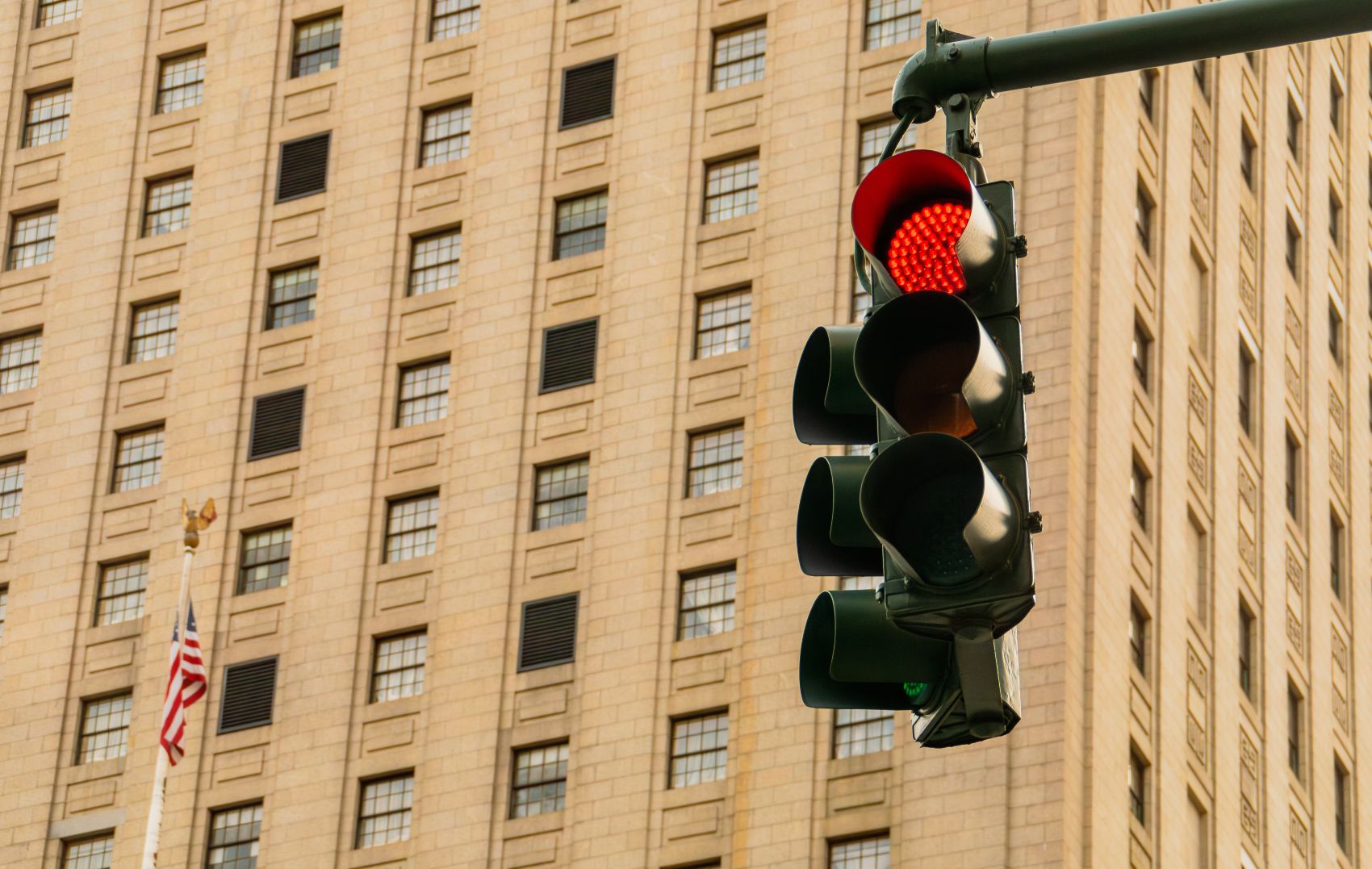 Nahaufnahme einer roten Ampel in den USA
