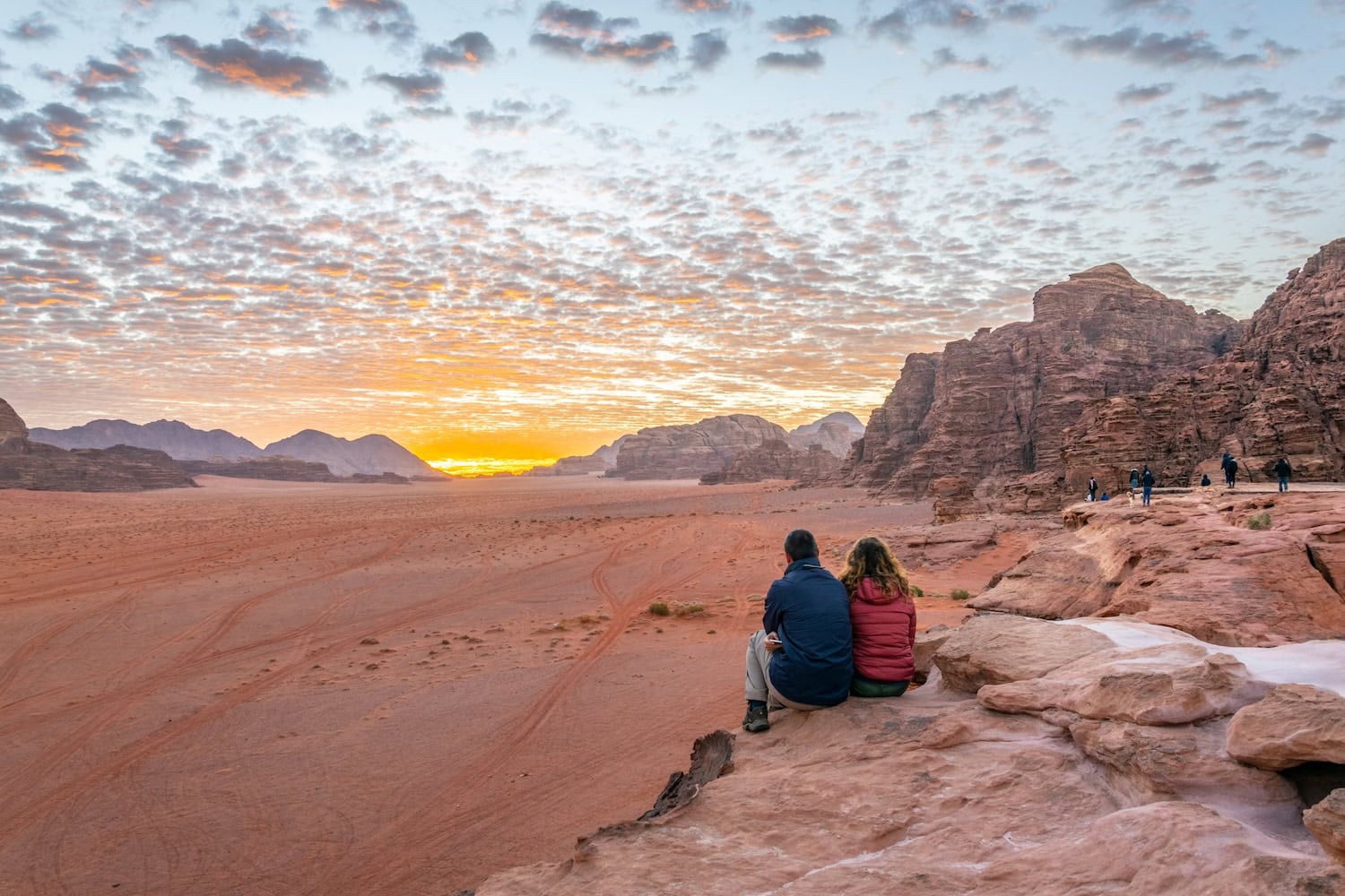 Zwei Menschen zum Sonnenaufgang im Wadi Rum in Jordanien