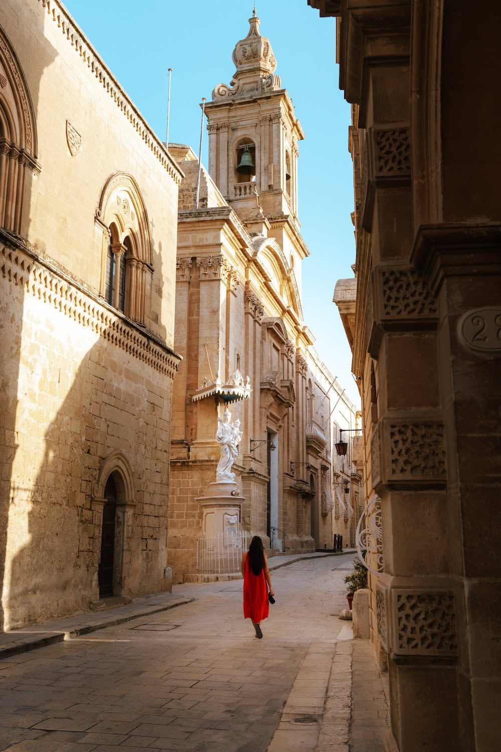 Frau schlendert durch die Straßen von Mdina auf Malta