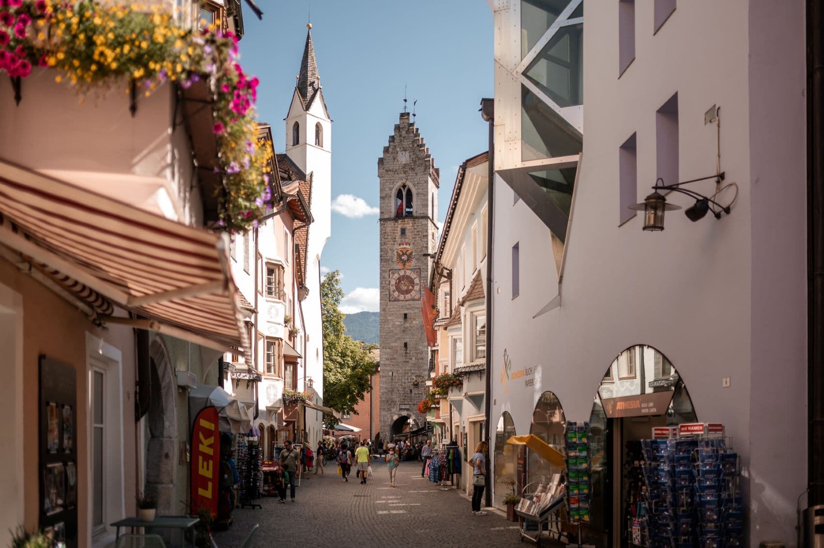 Altstadtgasse in Sterzing mit Blick auf Zwölferturm
