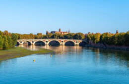 Panoramablick auf die Pont Neuf, die in Toulouse in strahlendem Sonnenscheind über die Garonne führt