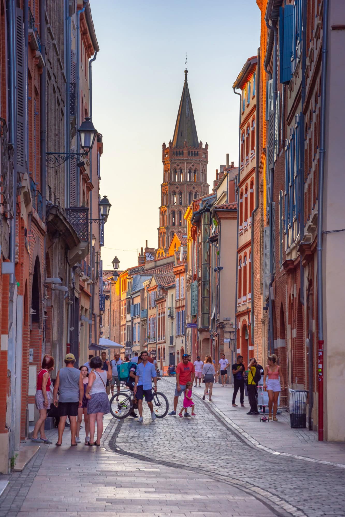 Sommerliche Straßenszene in einer Gasse von Toulouse