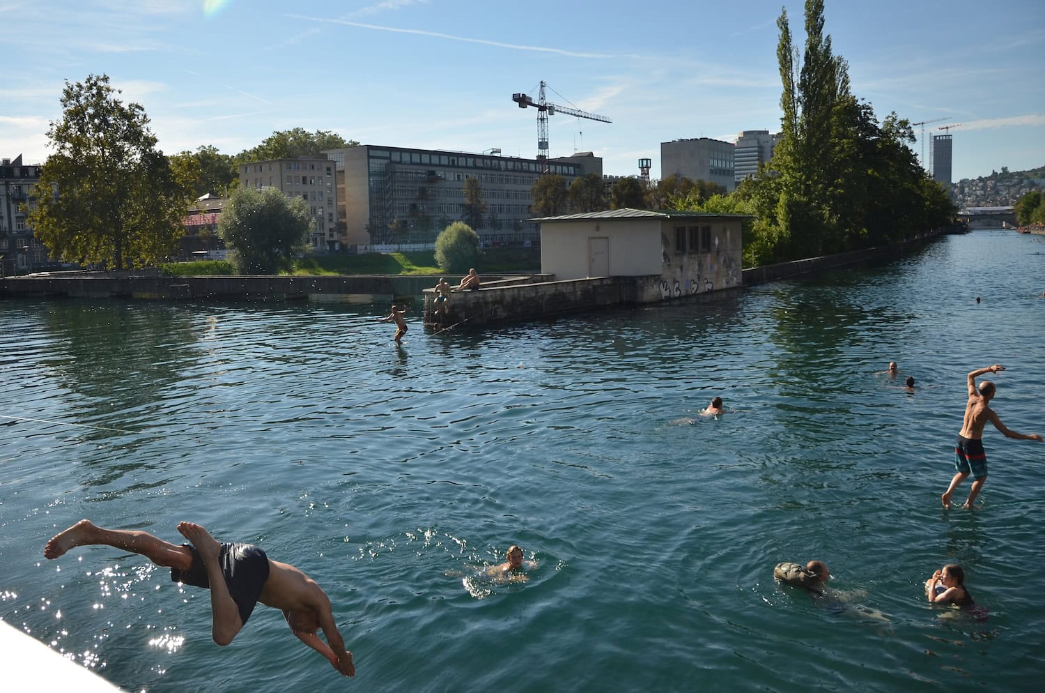 Menschen baden in der Limmat in Zürich