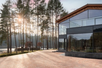 Blick auf See und Fassade des Esperanza Lake Resort