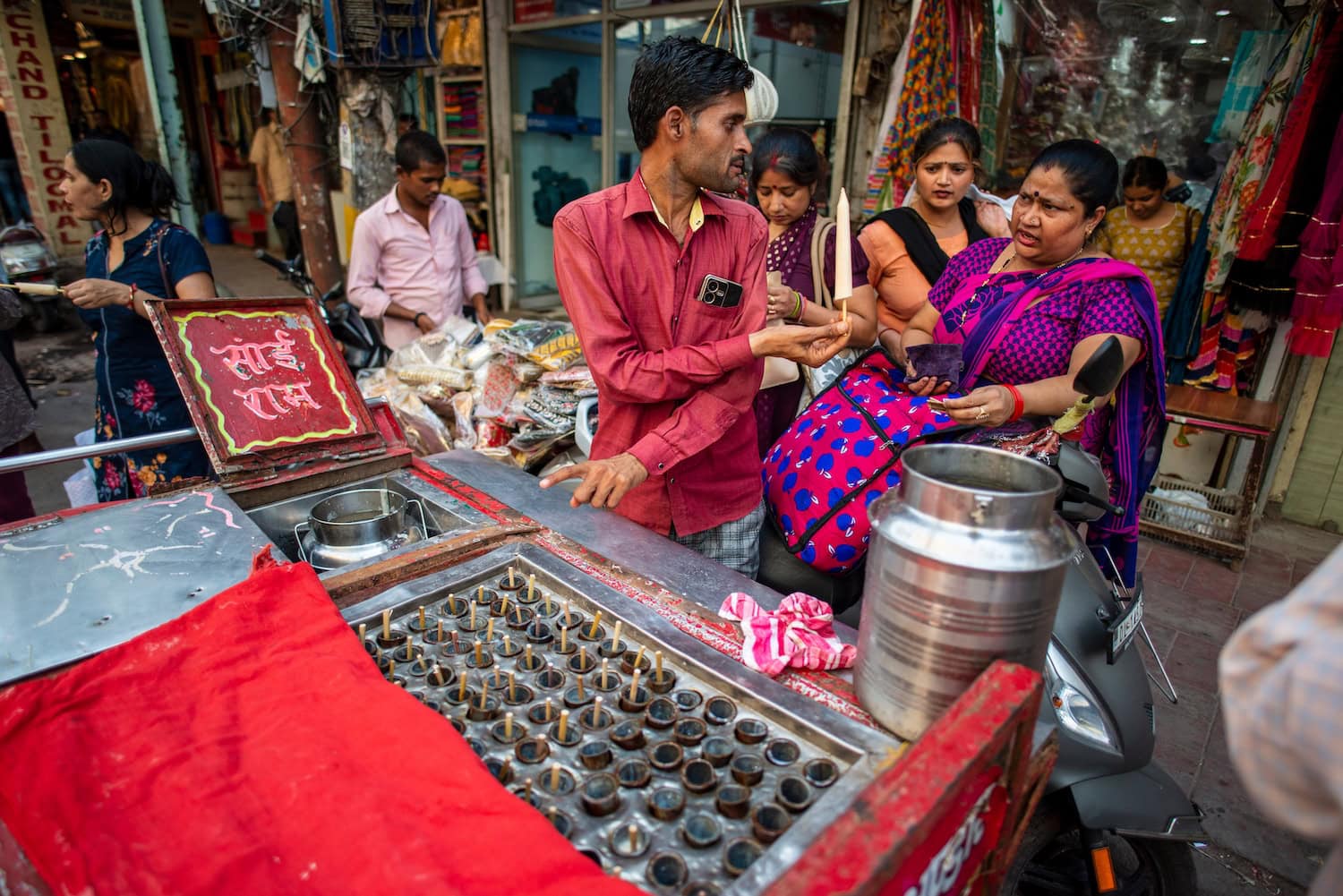 Straßenstand in Indien, der Kulfi verkauft