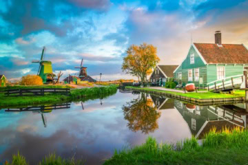 Windmühlen am Kanal in Zaanse Schans