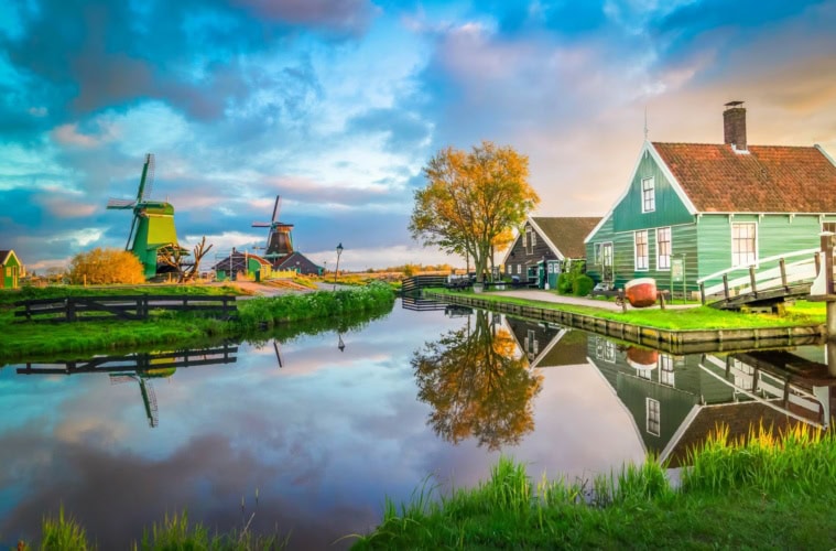 Windmühlen am Kanal in Zaanse Schans