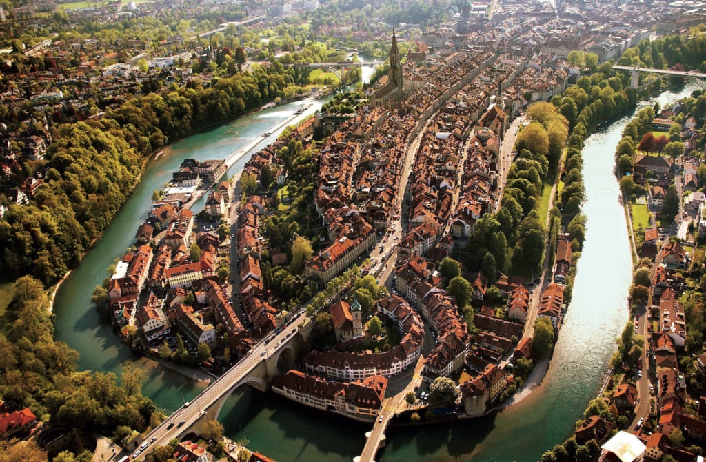 Bern, Schweizer Bundeshauptstadt an der Aare. Eine Flugaufnahme der Altstadt.