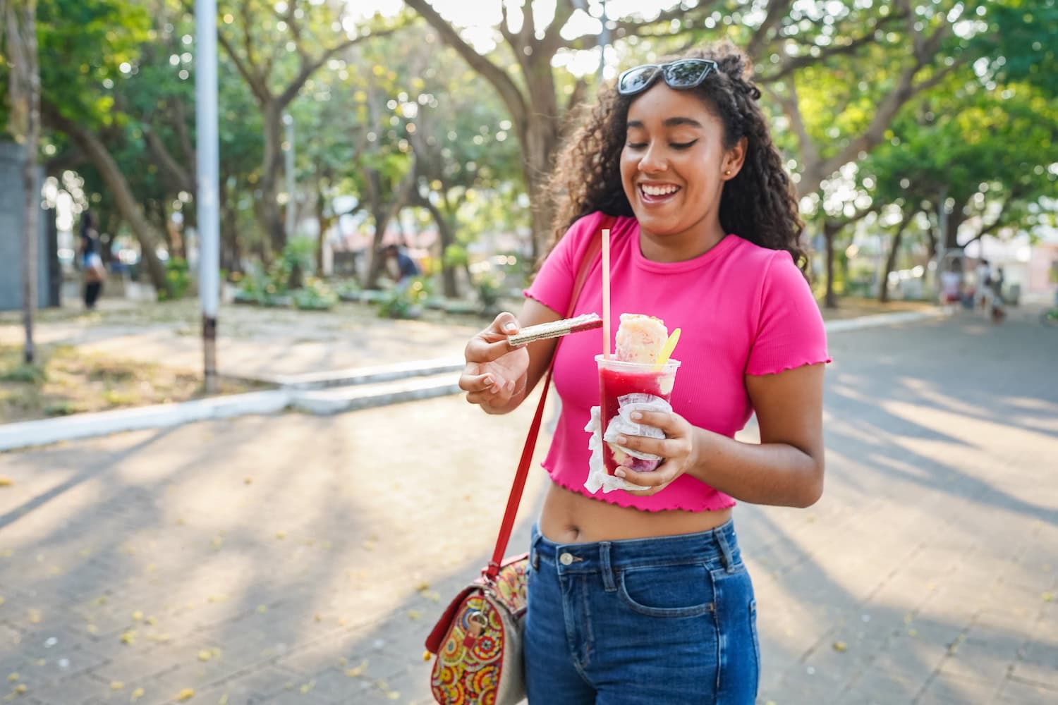Frau in Mexiko hat ein Raspado Eis in der Hand