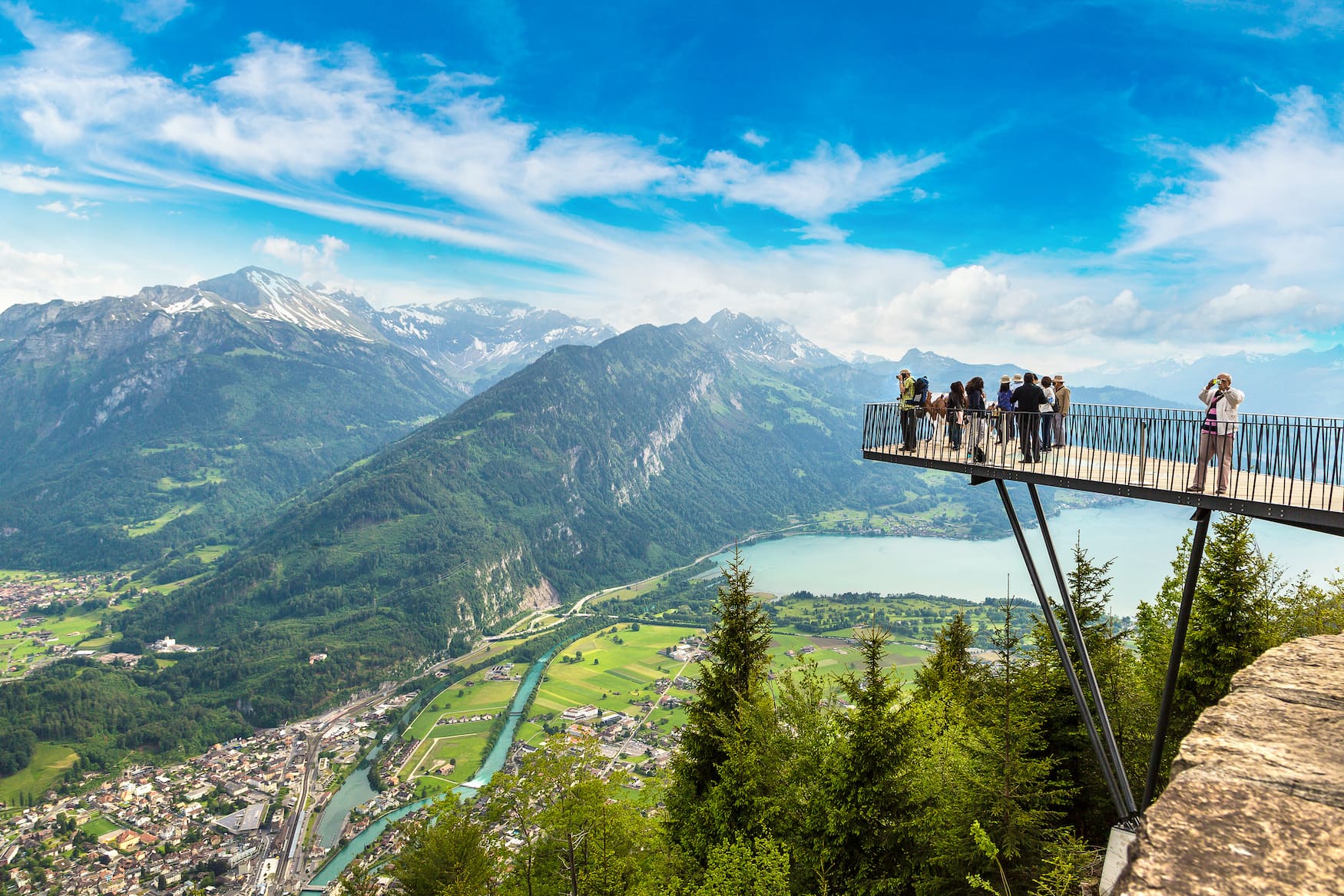 Personen, die an einem schönen Sommertag auf dem Aussichtsterrasse in Interlaken stehen, Schweiz