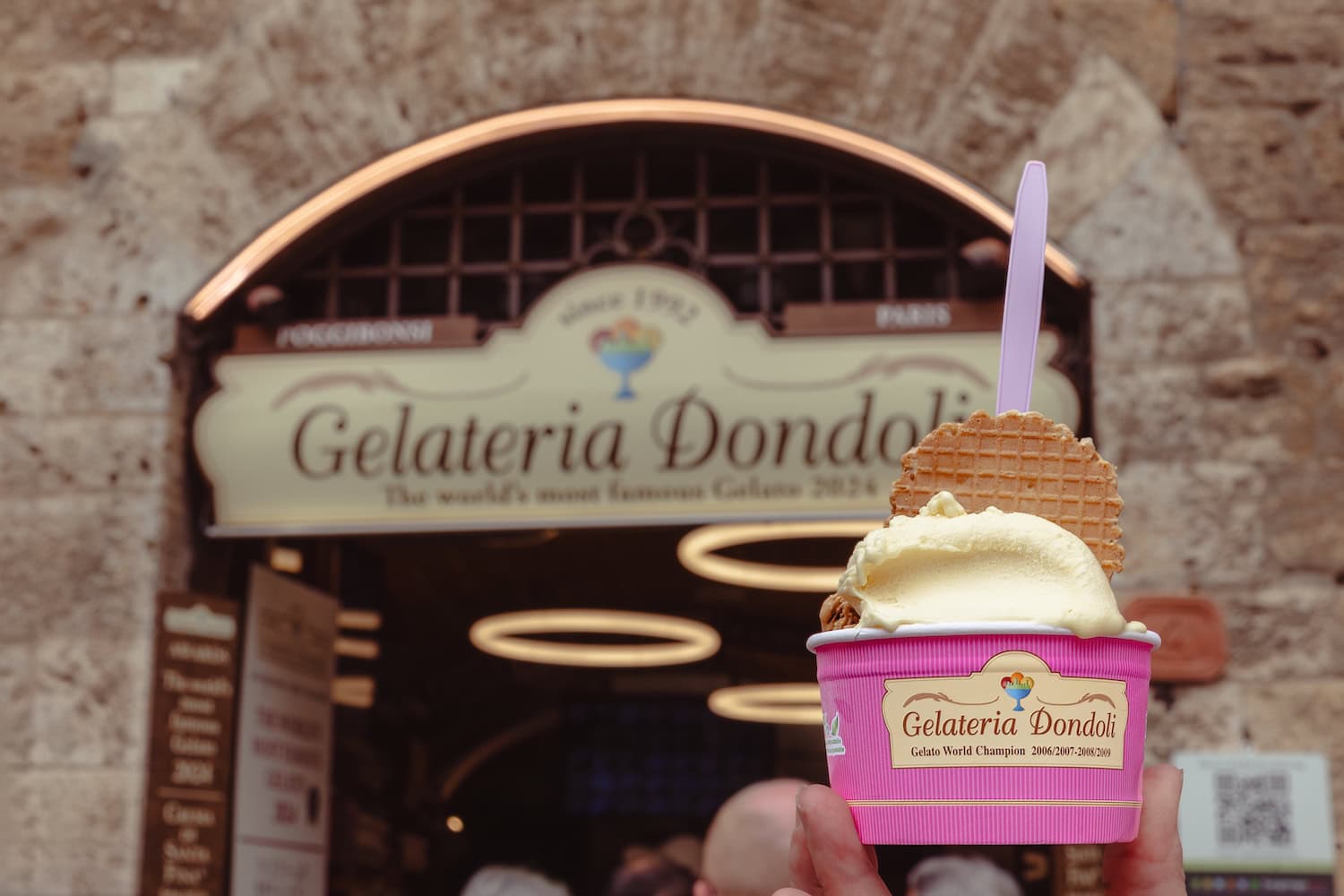 Eis vor der Gelateria Dondoli
