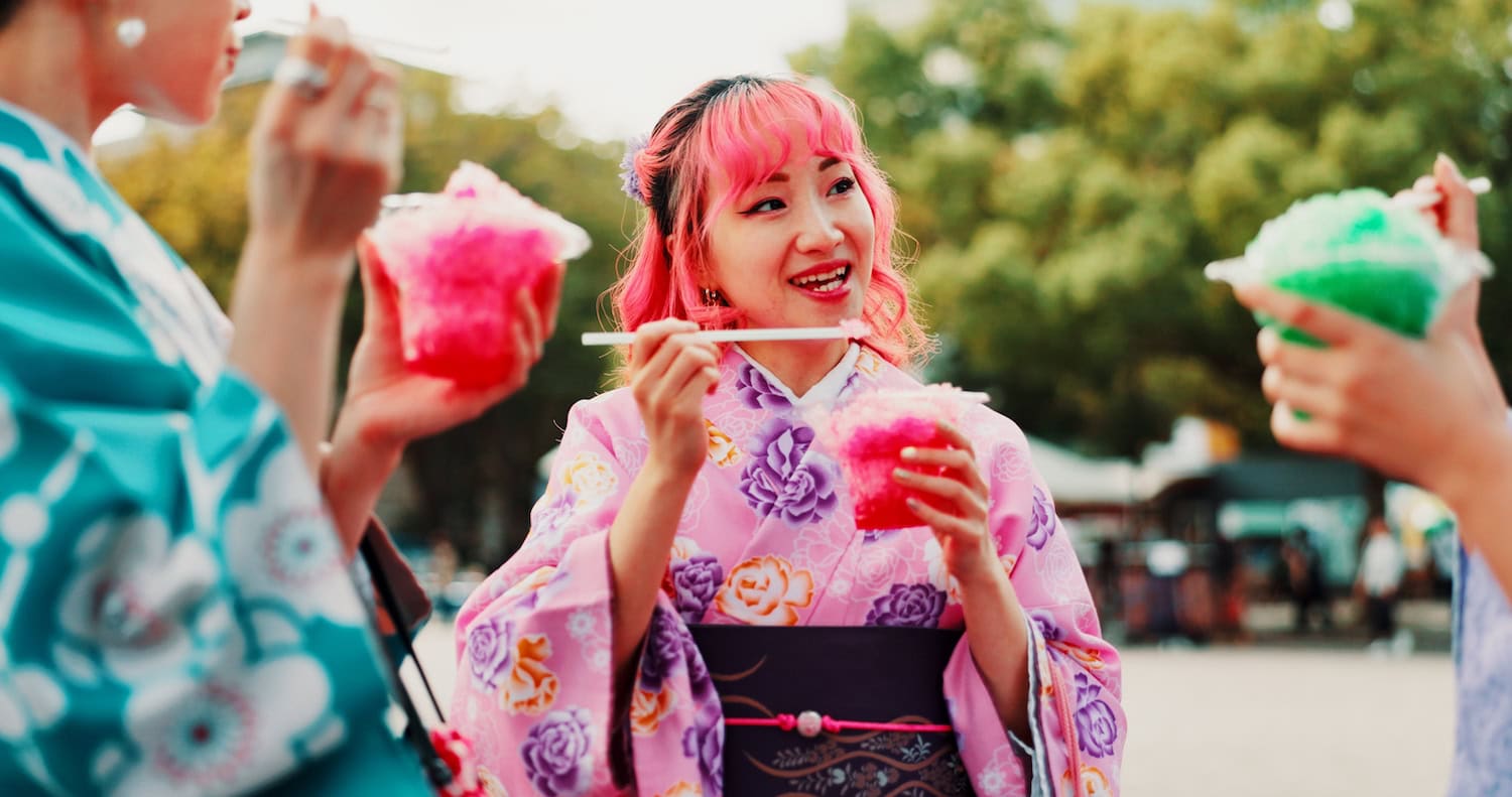 Frauen in auffälligen Outfits in Japan essen Kakigori-Eis