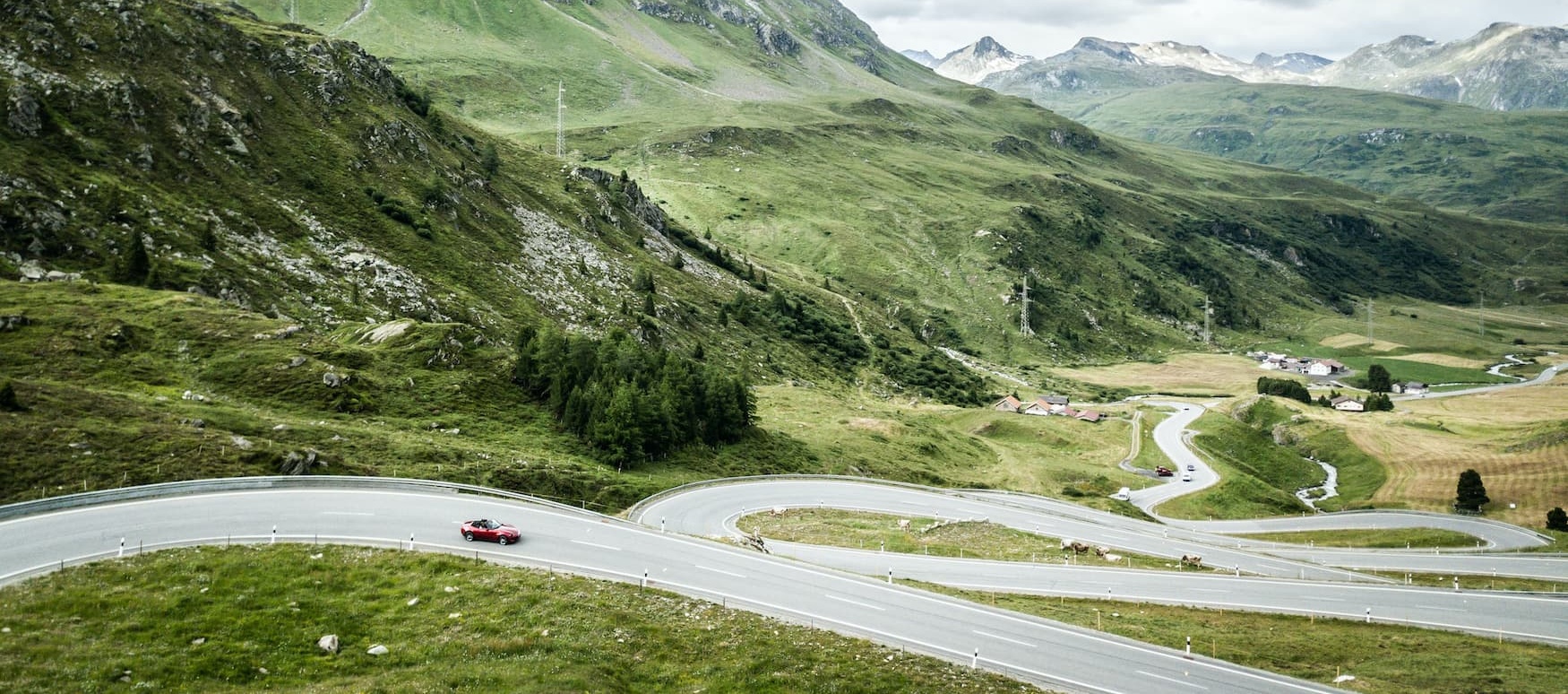 Auto fährt über den kurvenreichen Julierpass in der Schweiz