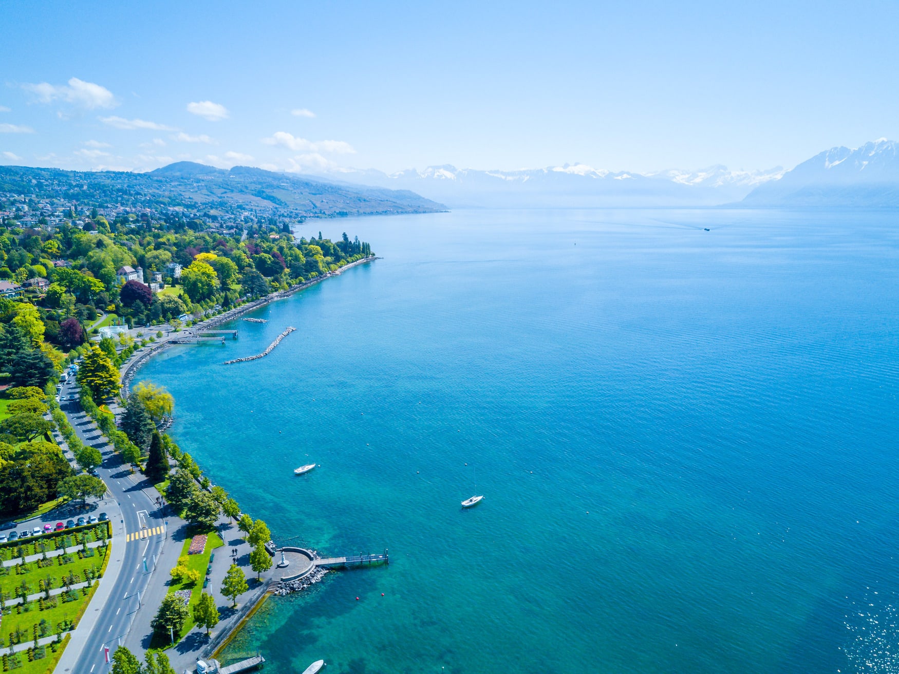 Erstaunliches Luftpanorama der Ouchy-Wasserfront in Lausanne, Schweiz