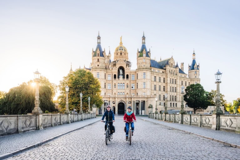 Schweriner Schloss mit zwei Fahrradfahrern