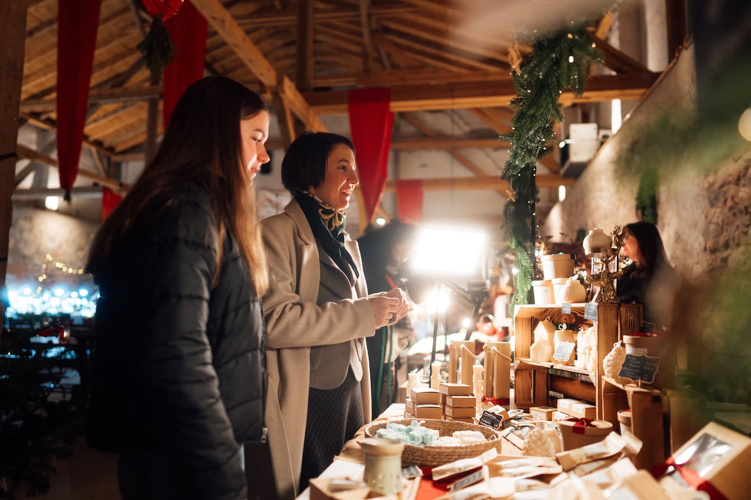 Weihnachtsmarkt-M-rchenhafte-Adventszeit-auf-Schloss-Ulrichshusen