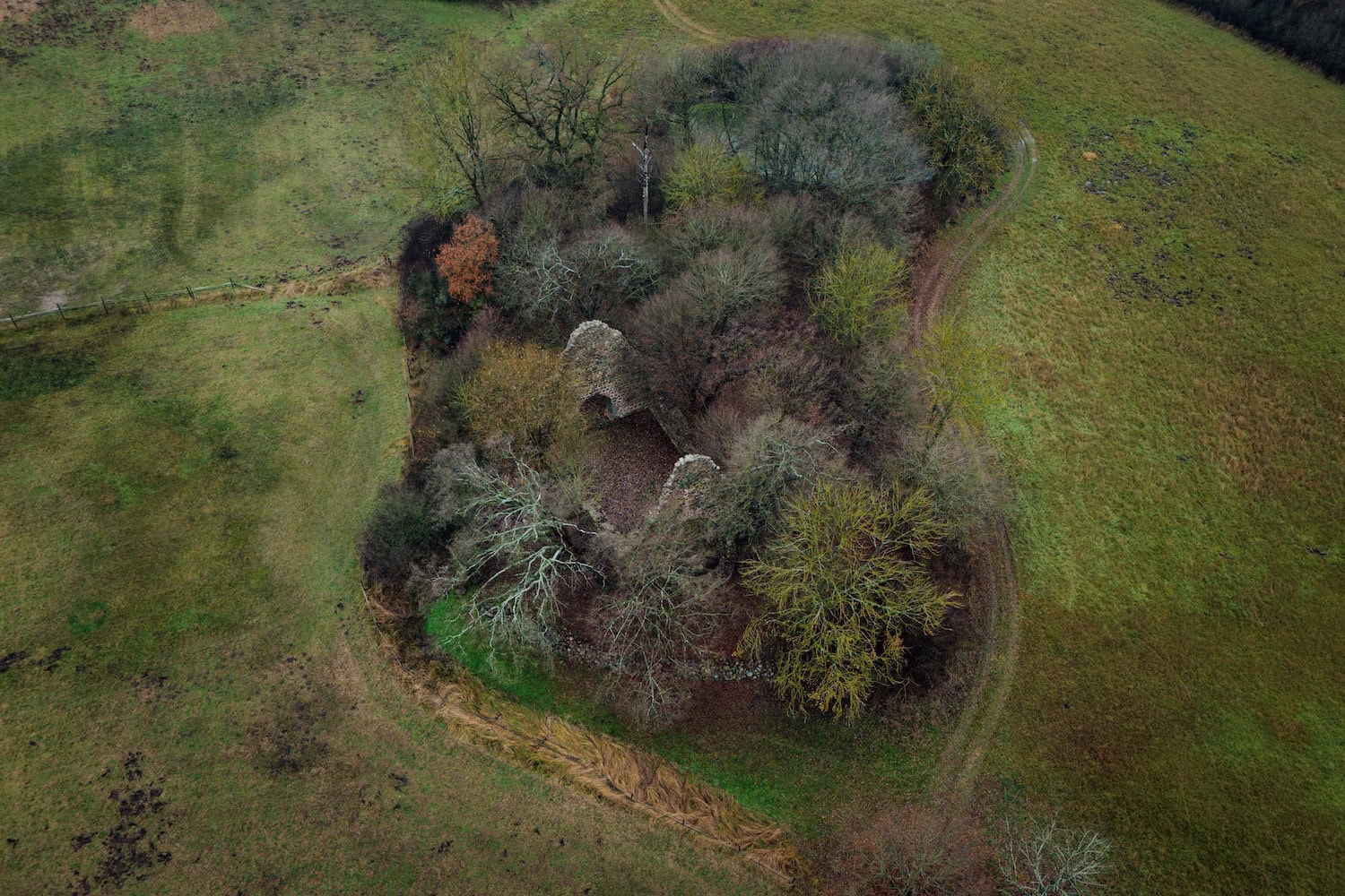Die Ruine Wüste Kirche aus der Vogelperspektive.
