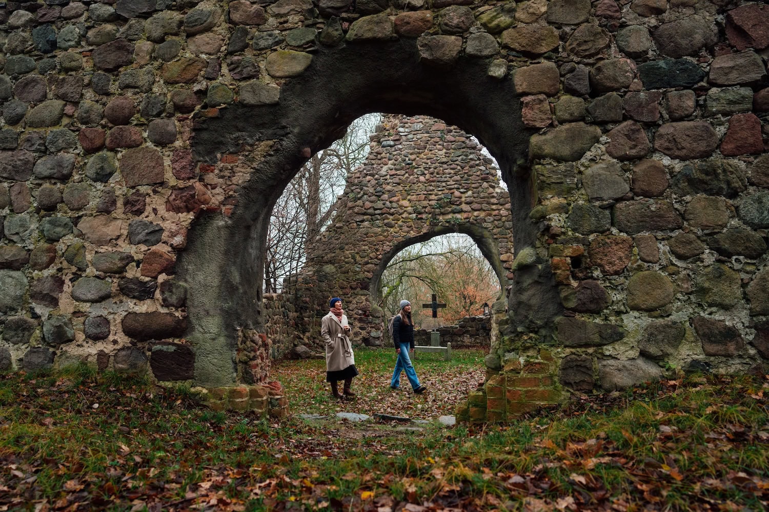 Mutter und Tochter machen einen Spaziergang an der Ruine Wüste Kirche.