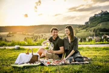 Mann und Frau bei einem Picknick in den Weinbergen