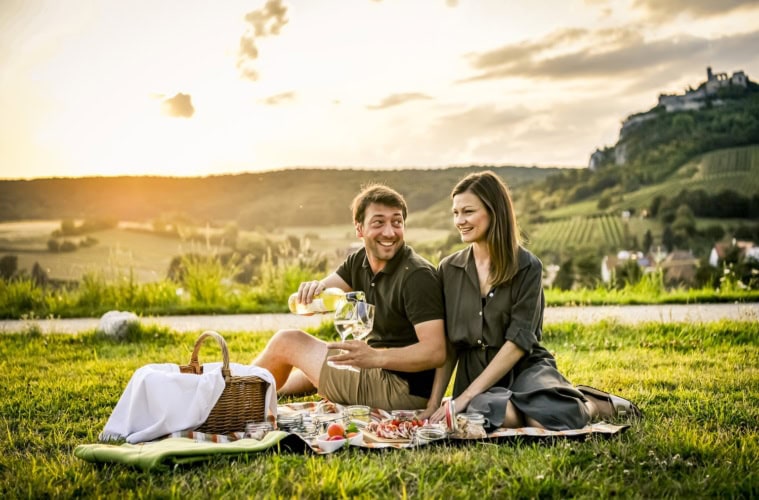 Mann und Frau bei einem Picknick in den Weinbergen