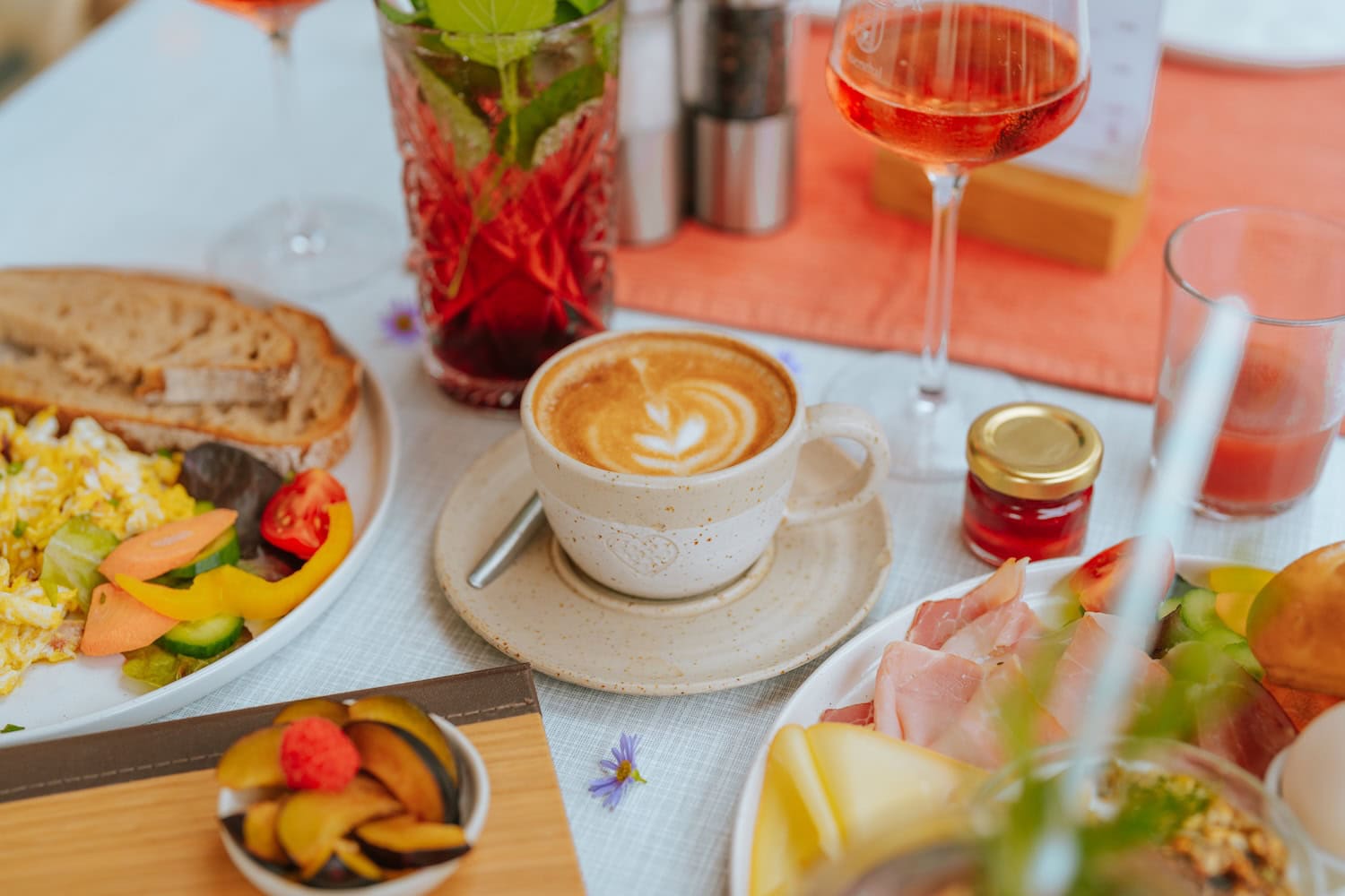 gedeckter Tisch mit Kaffee und Leckereien