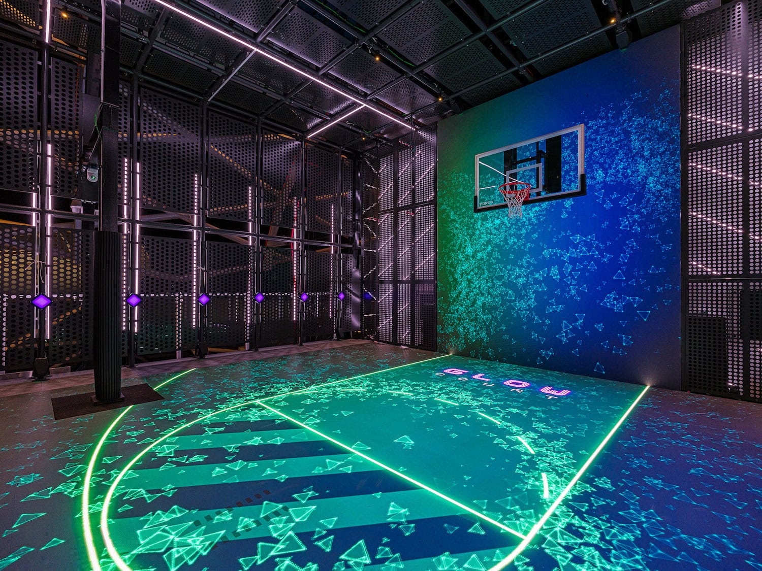 Glowcourt für Groß und Klein auf der Norwegian Aqua