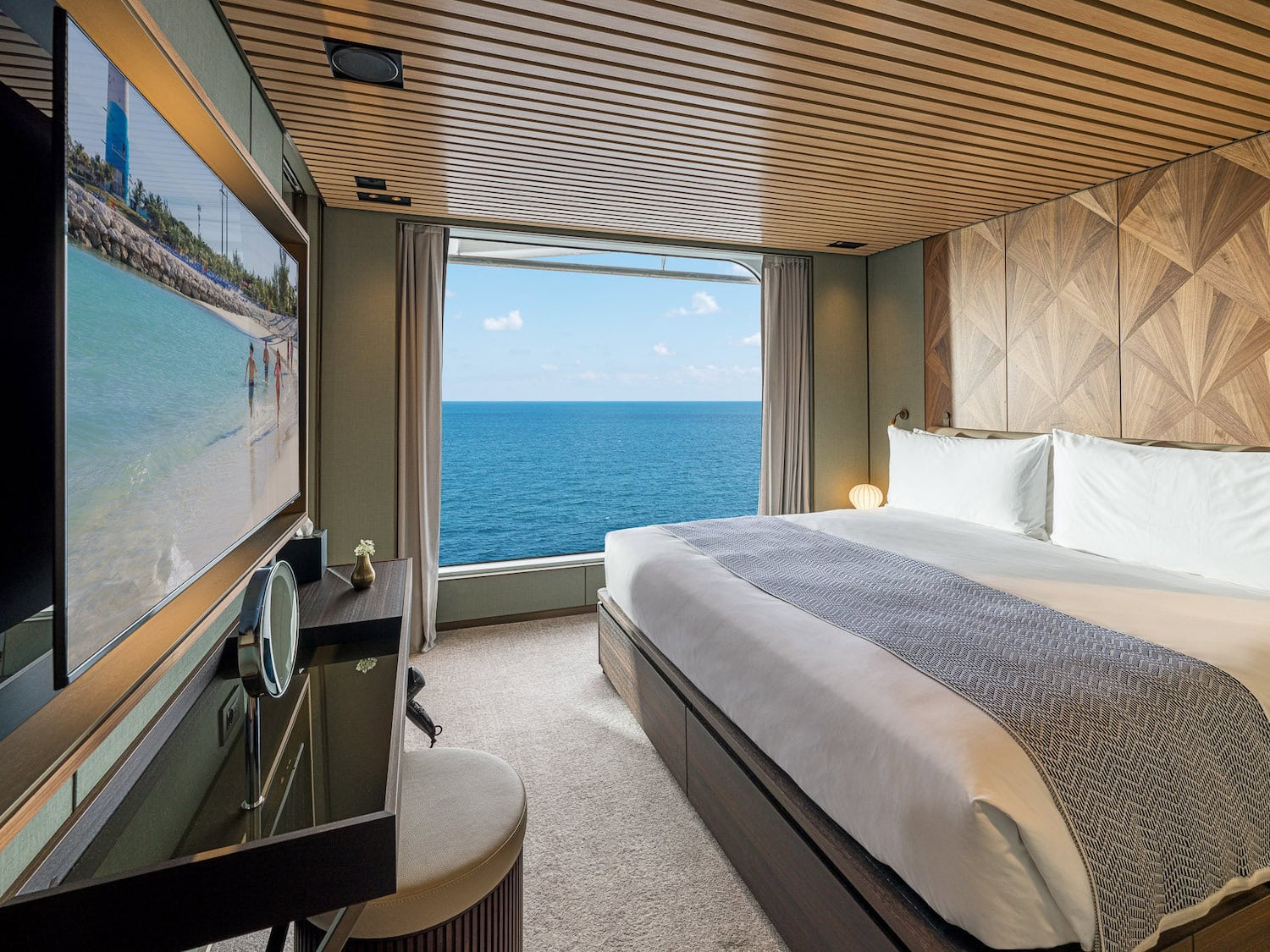 Schlafzimmer im exklusiven Bereich »The Haven« auf der Norwegian Aqua