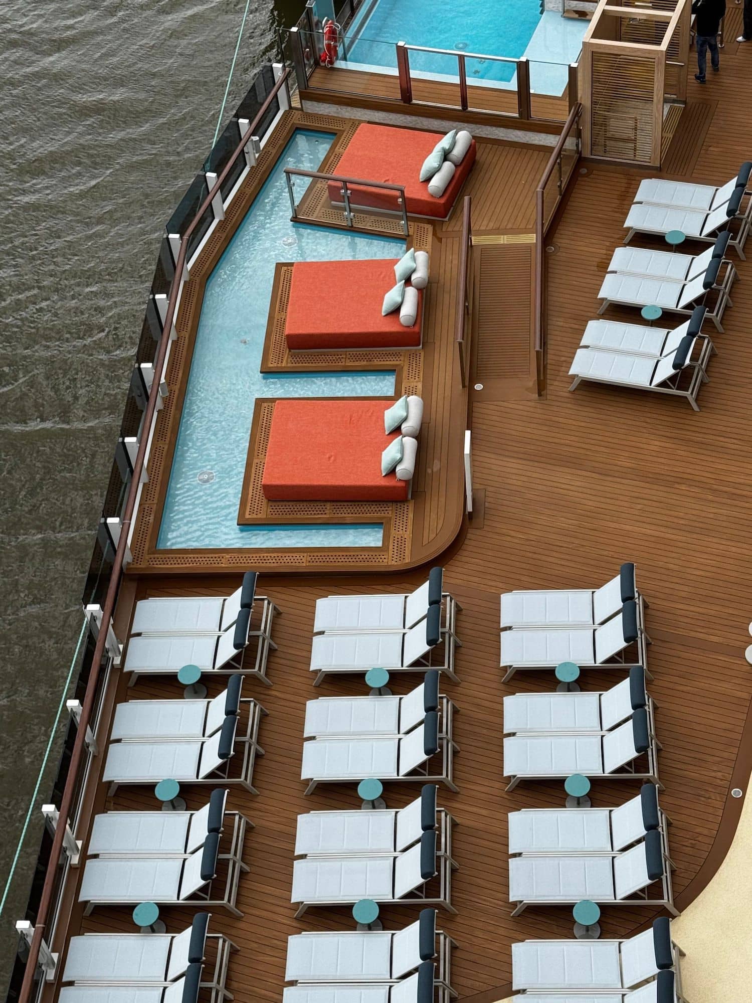 Liegen am Pool auf der Norwegian Aqua