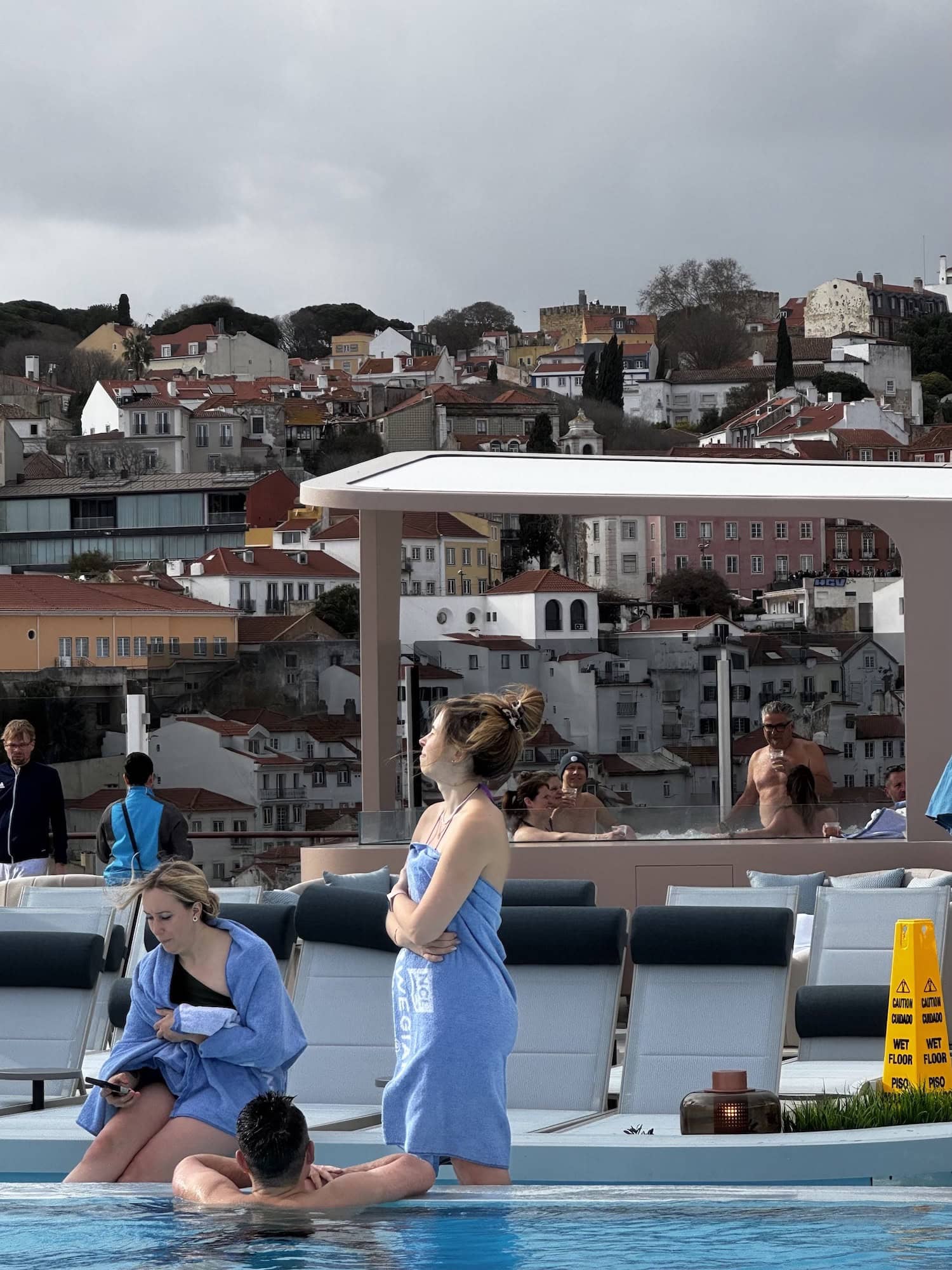 Gäste am Pool an Deck der Norwegian Aqua