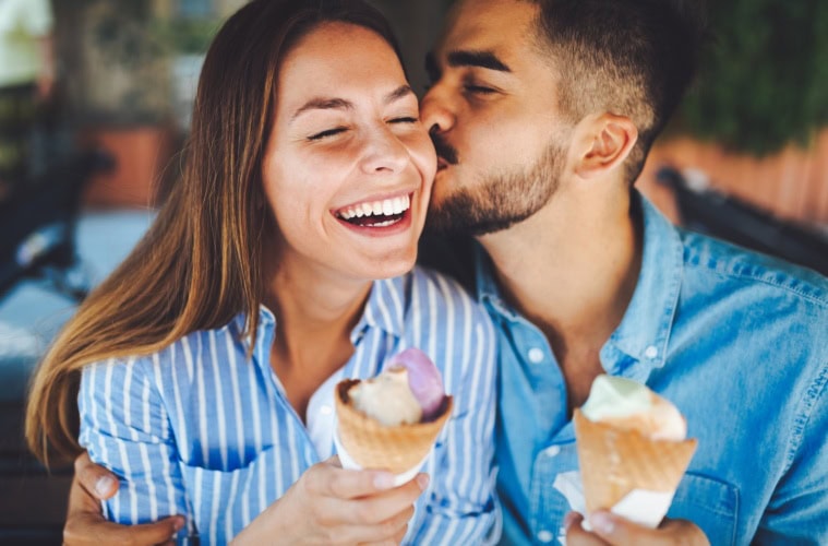 glücklicher Mann und Frau mit Eis in der Hand