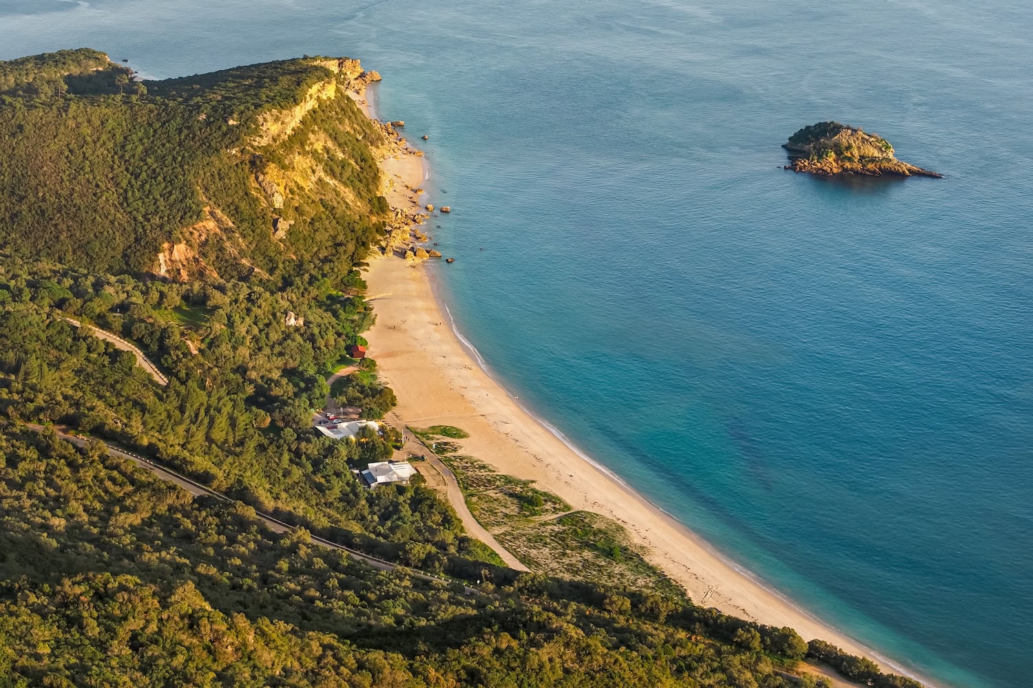 In Arrábida südlich von Lissabon trifft ein wunderschönes Naturschutzgebiet auf den Atlantik
