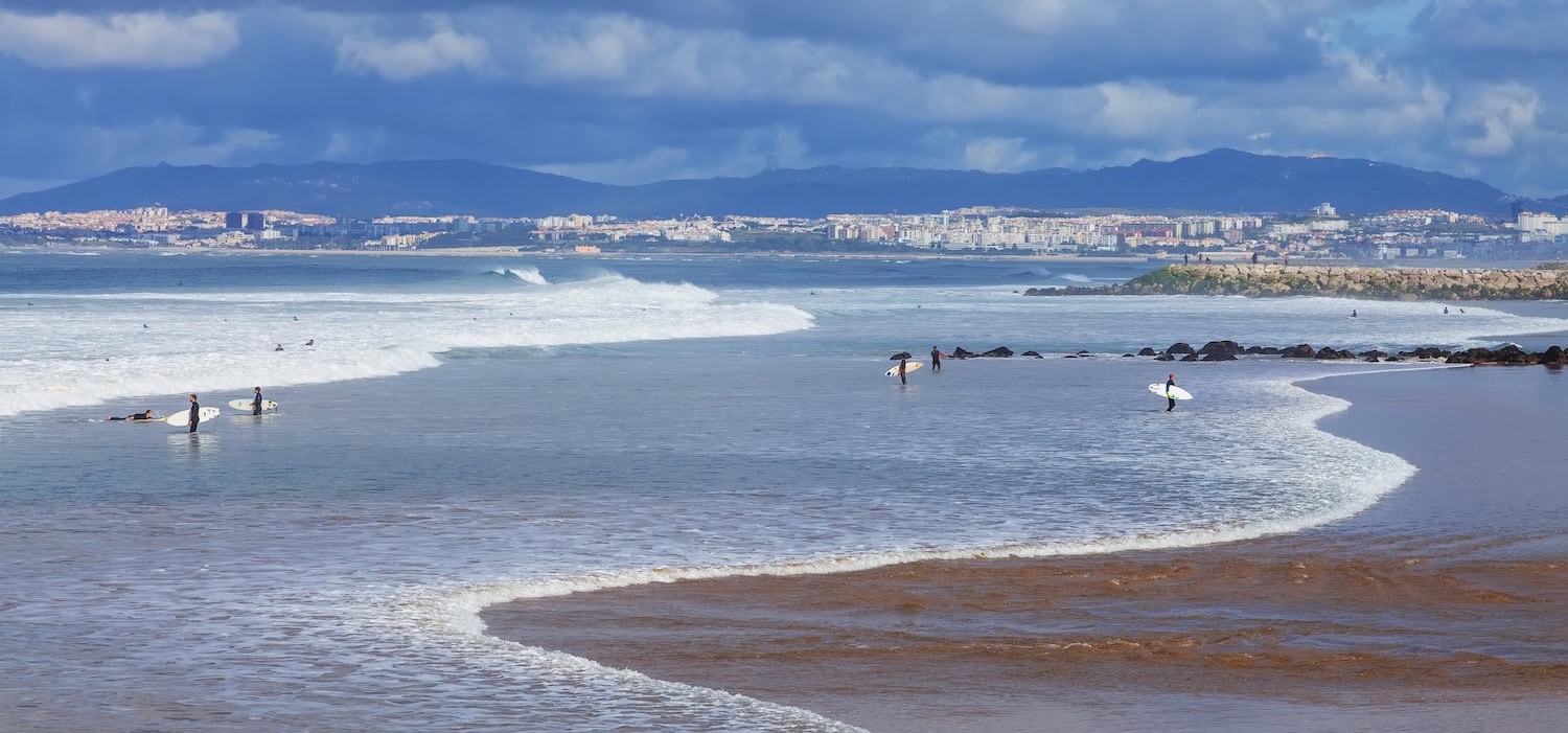 Surfer an der Costa da Caparica