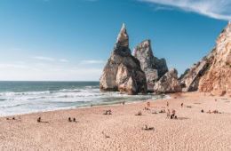 Felsen am Praia Ursa bei Lissabon