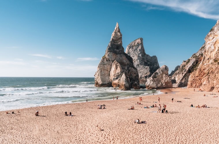 Felsen am Praia Ursa bei Lissabon