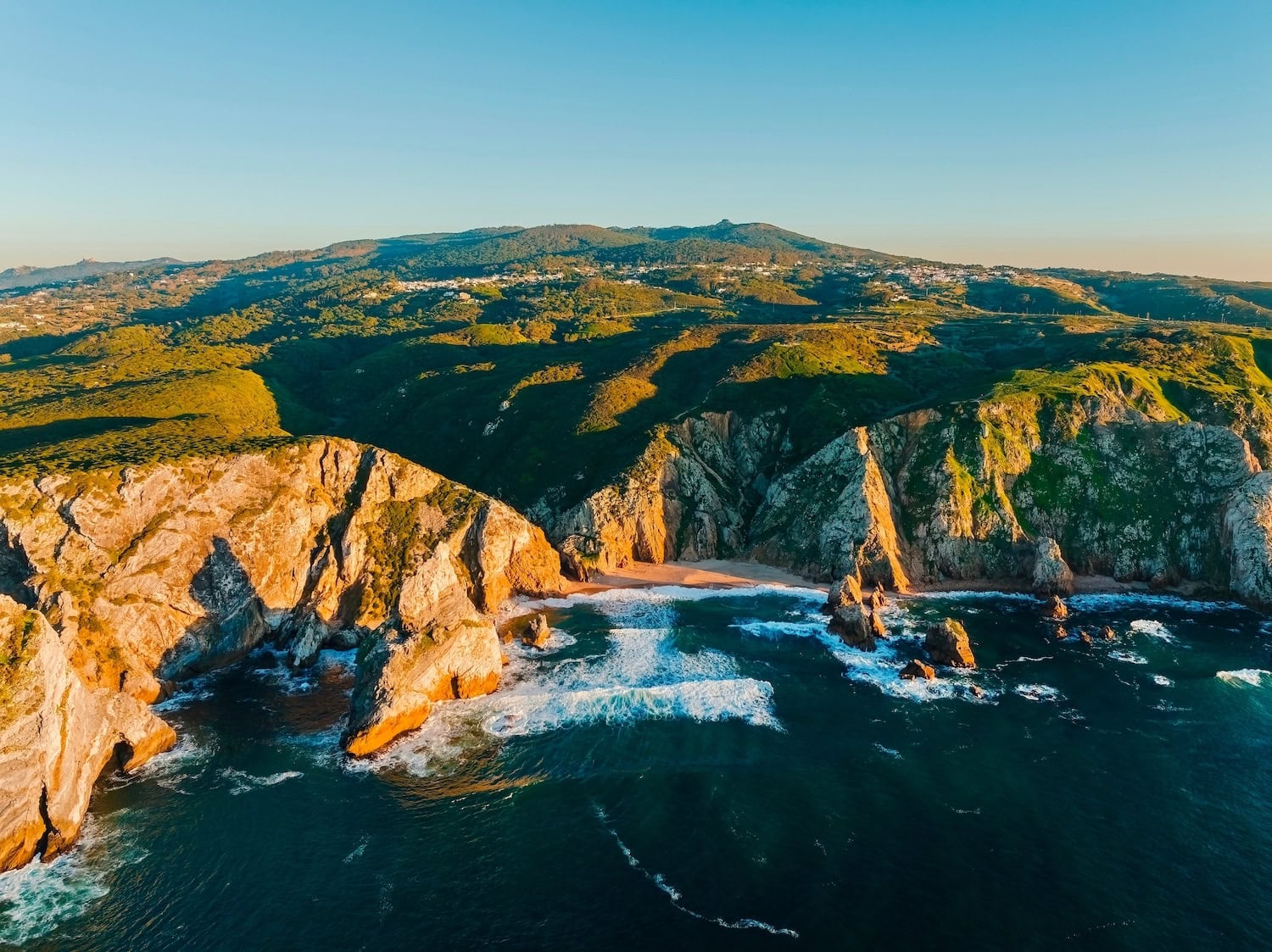 Blick auf den Praia da Ursa mit seinen vorgelagerten Felsen in Portugal