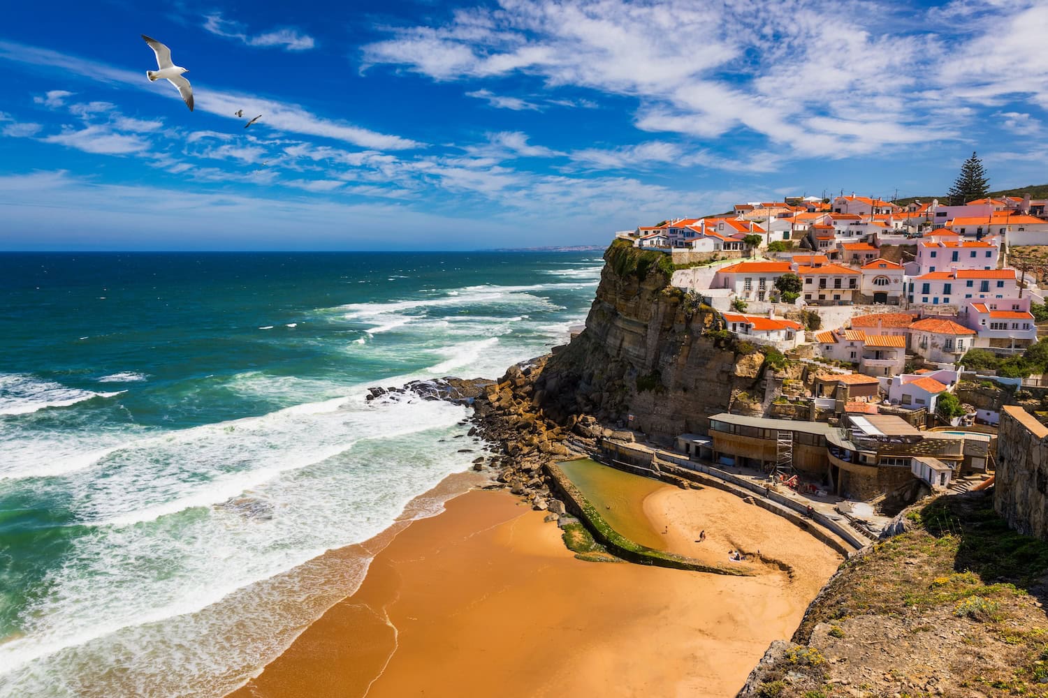 Blick auf das weiße Dorf Azenhas do Mar in der Region Sintra direkt am Meer