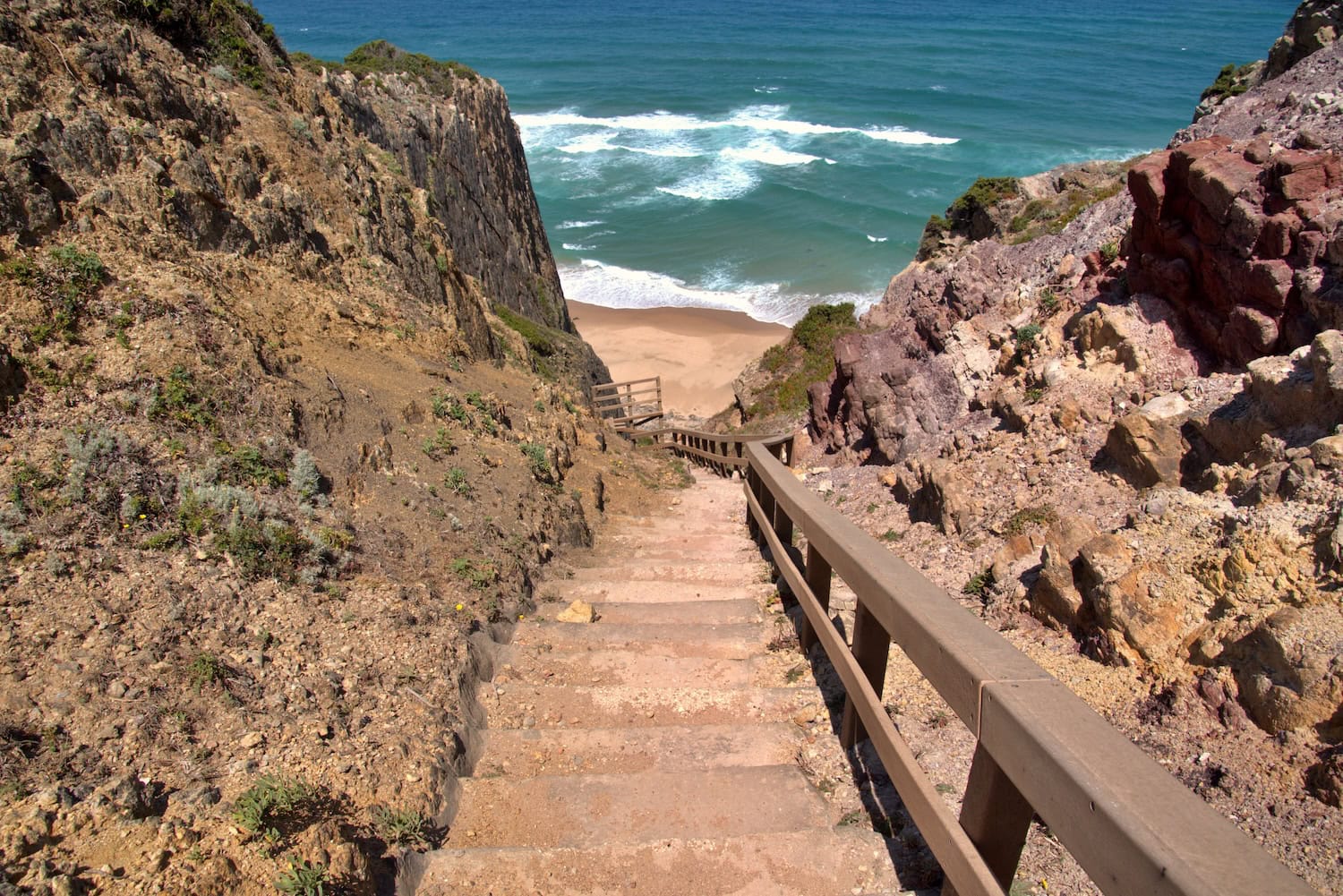 Treppe am nördlichen Zugang zum Praia Grande bei Lissabon