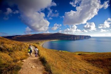 Wanderer mit Blick auf die Raackwick Bay