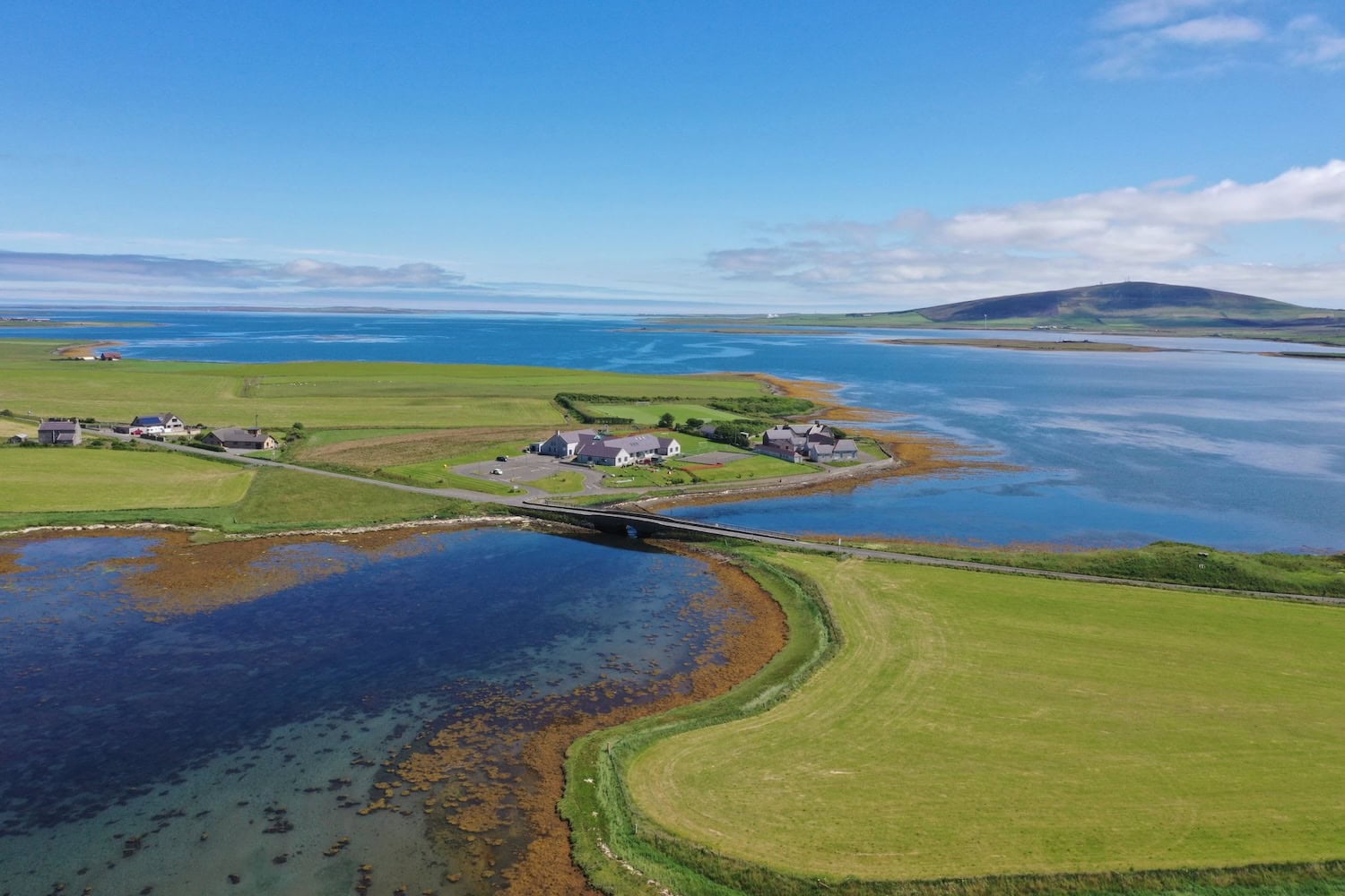 Finstown umgeben von Wasser auf den Orkney-Inseln von oben
