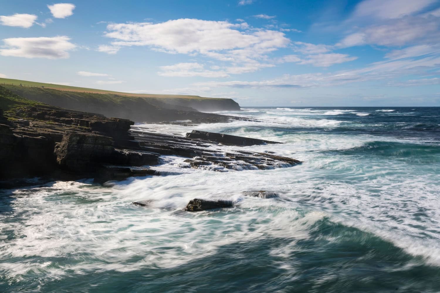 Klippen in Marwick Bay auf den Orkney-Inseln