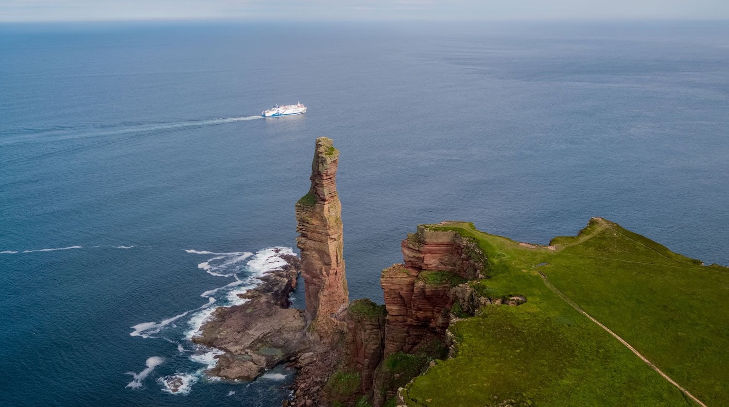 Anreise auf die Orkney-Inseln mit der Fähre vor der Küste