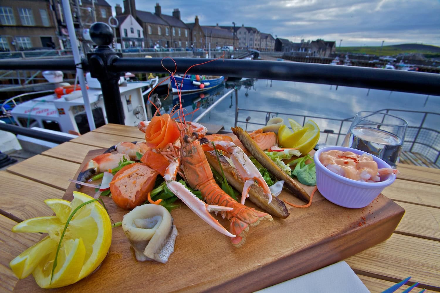 Seafood am Hafen auf den Orkney-Inseln mit Aussicht