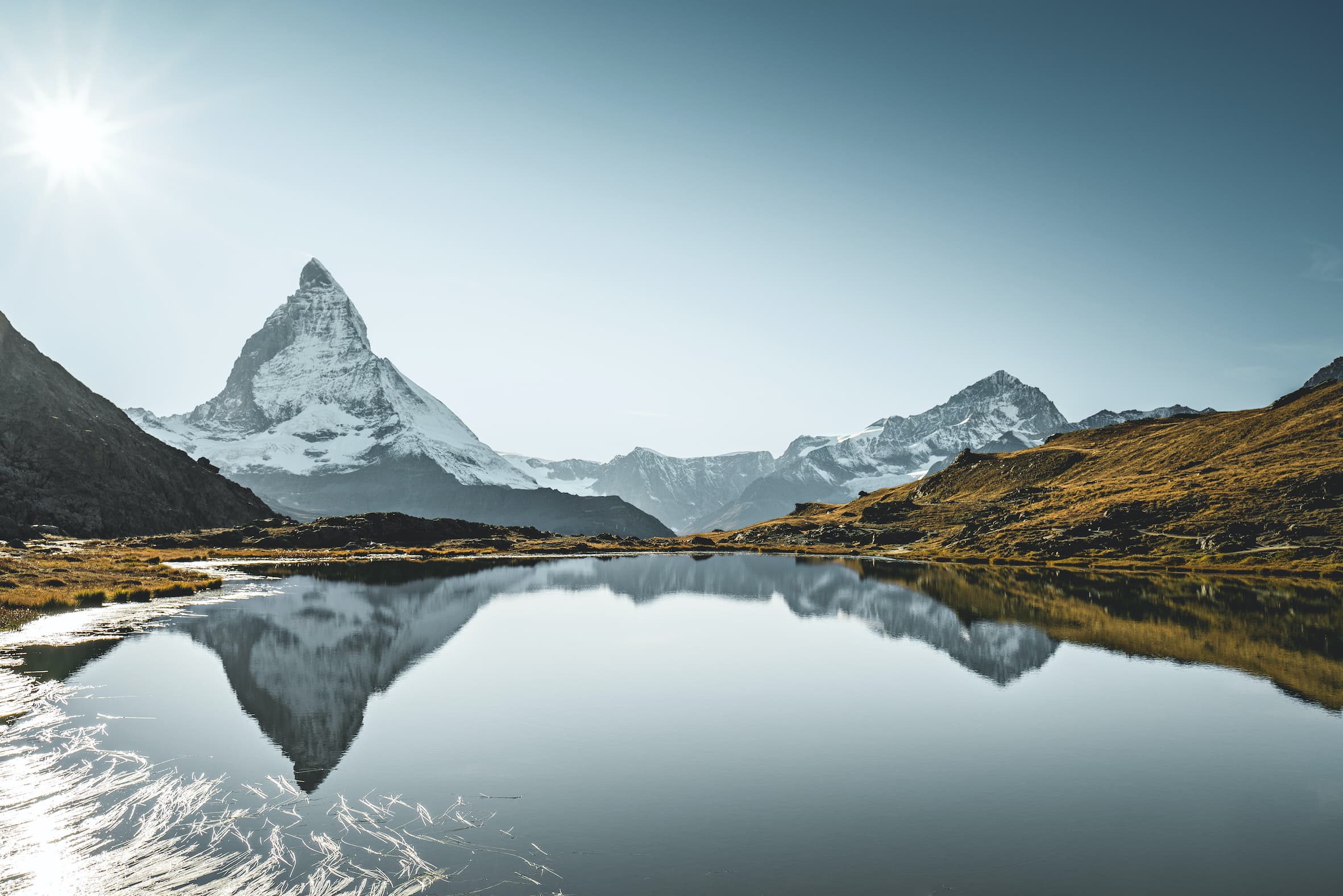 Blick das Matterhorn, das sich im ganz ruhigen Stellisee spiegelt