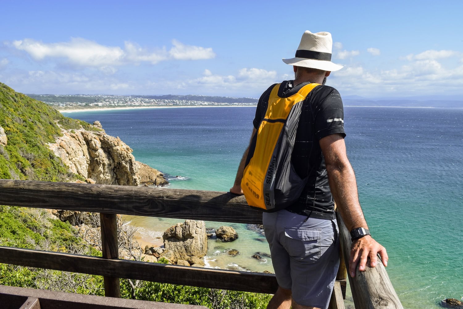Mann genießt die Aussicht an der Plettenberg Bay
